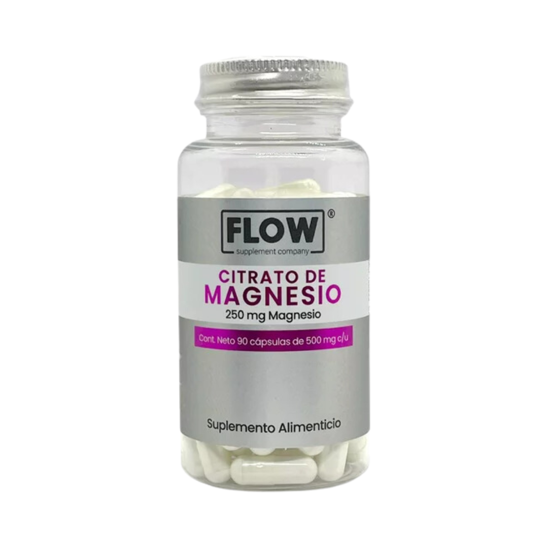Un frasco de Citrato de Magnesio (FLOW) de Get Fit México contiene 250 mg de magnesio por cápsula, lo que da un total de 90 cápsulas de 500 mg cada una. Este relajante muscular natural viene en un frasco blanco con una etiqueta gris y morada y una tapa transparente que revela las cápsulas blancas en su interior.