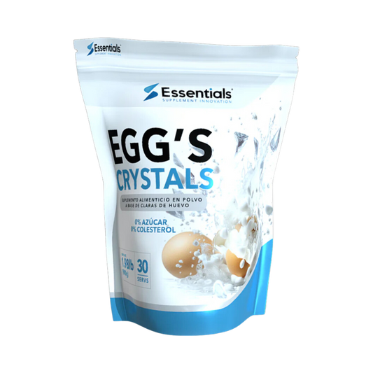 Una bolsa blanca y azul de Eggs Crystals Protein - ESSENTIALS de Get Fit México muestra un huevo roto y salpicaduras de leche, enfatizando proteínas de claras de huevo, con 0% azúcar, 0% colesterol, 13g de proteína, 30 porciones y es libre de lactosa.