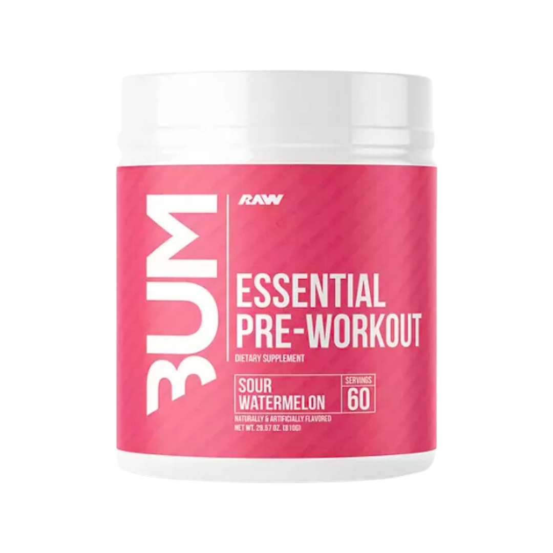 Se muestra un envase de Essential Pre Entreno de CBUM x RAW de Get Fit México sobre un fondo blanco, con la etiqueta Sour Watermelon, que promete máxima concentración y energía duradera para 60 porciones. El texto blanco en negrita sobre fondo rosa resalta el producto, con detalles en letra más pequeña.