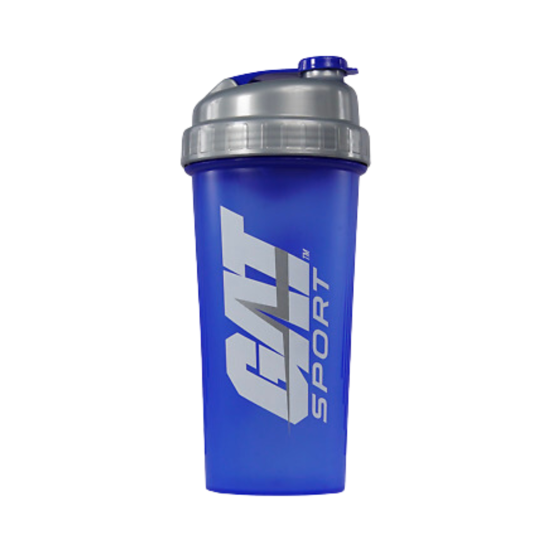 Se ve un Shaker Sport - GAT de Get Fit México en color azul sobre un fondo blanco, ideal para bebidas proteicas. GAT Sport está impreso en blanco en el costado y su tapa gris tiene un tapón de rosca seguro y una tapa abatible.
