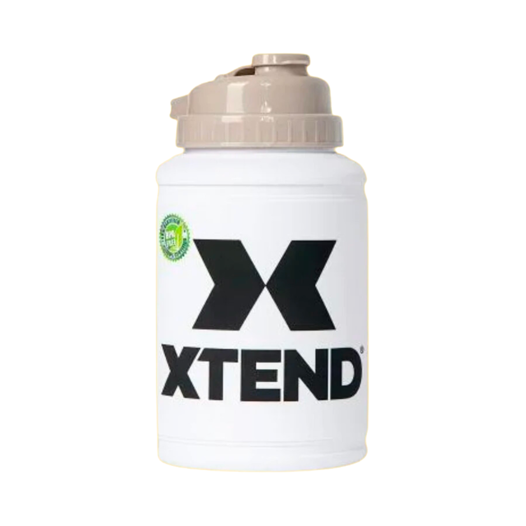 El Shaker Jug - XTEND de Get Fit Mexico es un recipiente blanco con una tapa beige que tiene la palabra XTEND en negro intenso debajo de una X grande. Un emblema de certificación verde y negro cerca de la parte superior izquierda complementa su tapa giratoria, lo que lo hace ideal para batidos de proteínas y un almacenamiento conveniente.