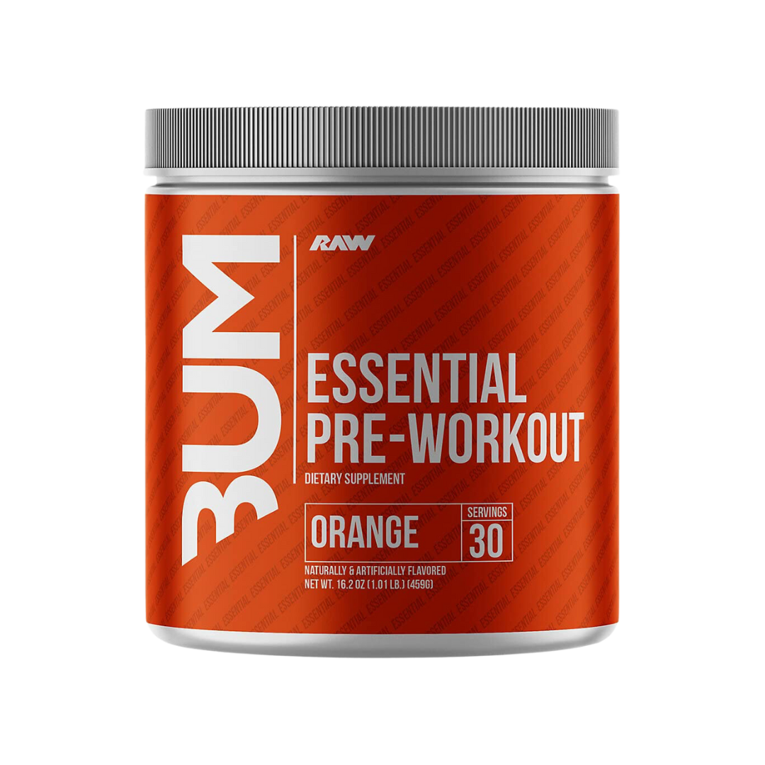El envase cilíndrico de “Essential Pre Entreno de CBUM x RAW” de Get Fit México tiene una etiqueta de color naranja brillante con texto blanco en negrita que promete “energía duradera”. Indica 30 porciones y tiene una tapa gris, que también muestra “Bum” y “Dietary Supplement” en letra más pequeña.