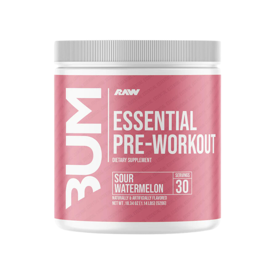 Un envase blanco con la etiqueta Essential Pre Entreno de CBUM x RAW de Get Fit México en texto rosa y blanco presenta el sabor Sour Watermelon, que promete energía duradera y máxima concentración. Ofrece 30 porciones, tiene sabor natural y artificial y pesa 18,34 oz (520 g). Texto Bum vertical.