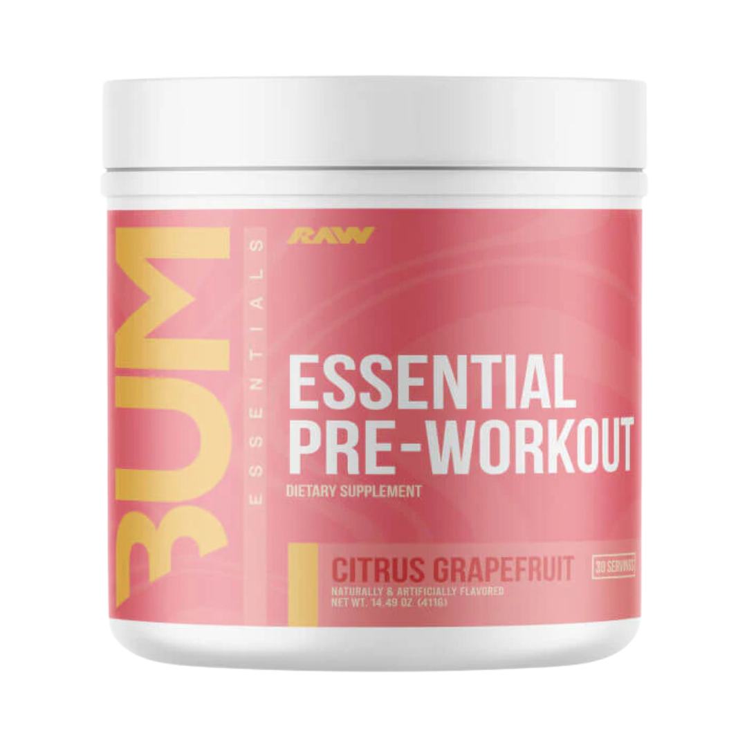 Un envase de Essential Pre Entreno de CBUM x RAW de Get Fit México, con sabor a pomelo cítrico. La etiqueta rosa con detalles en amarillo dice BUM Essentials y promete máxima concentración. Este suplemento de 14,82 oz (420 g) proporciona 30 porciones para una energía duradera.
