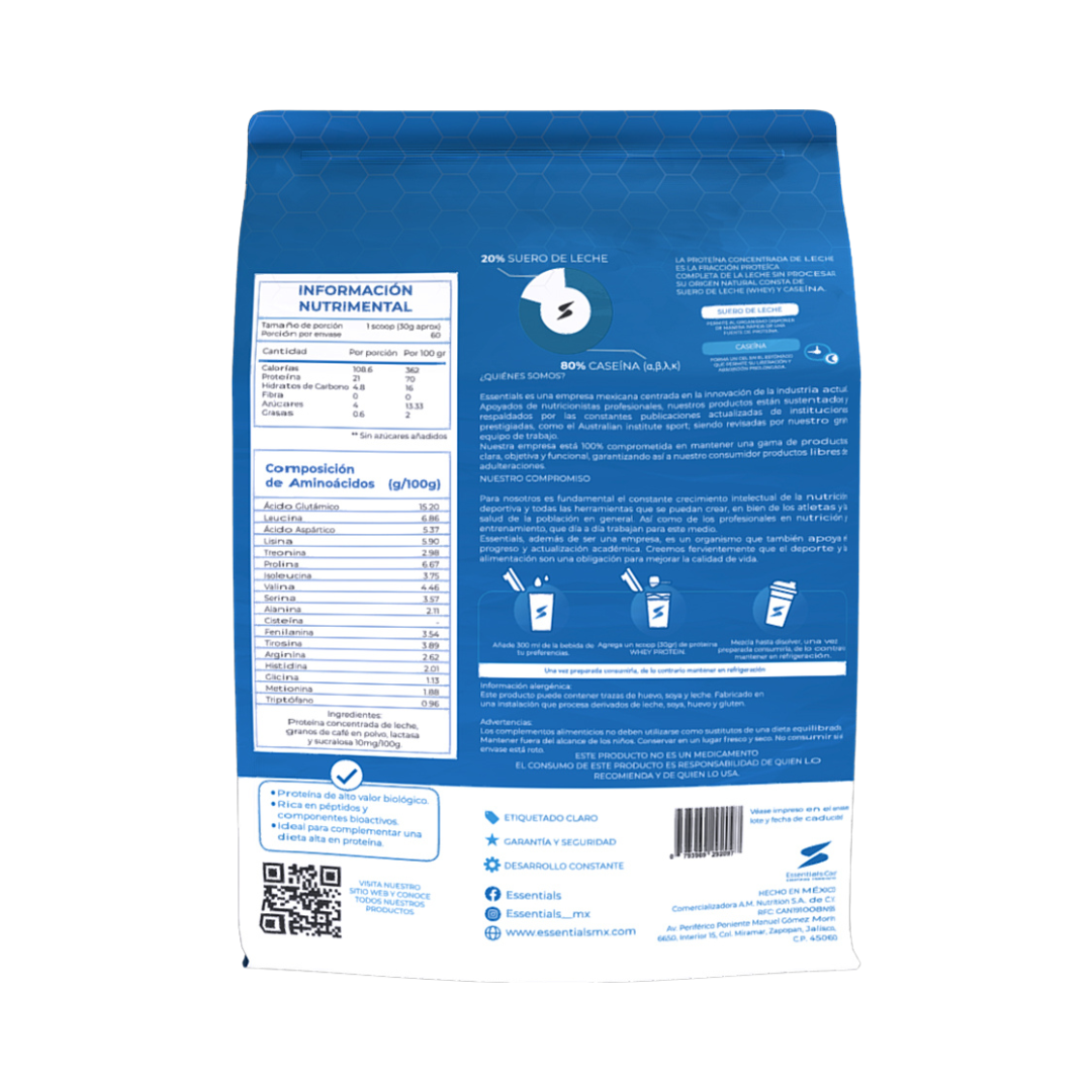 El envase del concentrado de proteína de suero de leche ESSENTIALS de getfit presenta un diseño geométrico con la frase 20% suero de leche, 80% caseína para la nutrición muscular. Incluye información nutricional e instrucciones en español, un gráfico en el medio e íconos de redes sociales, código QR e imágenes de productos lácteos en la parte inferior.