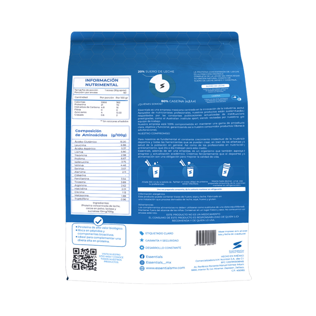 El concentrado de proteína de suero de leche ESSENTIALS de Getfit viene en un paquete azul que resalta la información nutricional. Contiene un 20 % de suero de leche y un 80 % de caseína para la recuperación muscular. Texto en español, con preparación en 3 pasos ilustrados, además de un código QR e íconos de redes sociales en la parte inferior.
