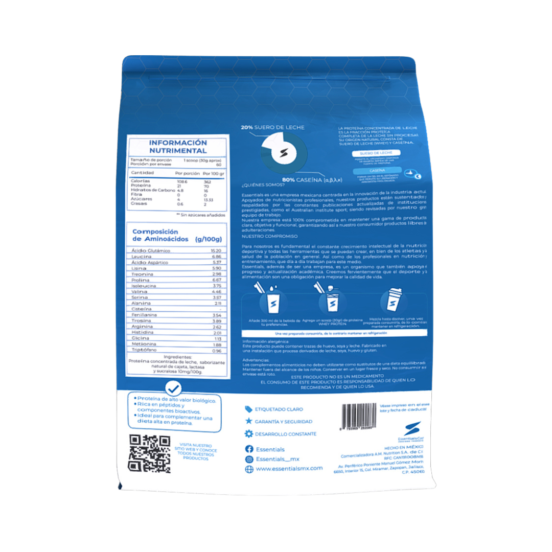 El concentrado de proteína de suero ESSENTIALS de getfit viene en un envase azul y blanco con información nutricional en español, que detalla la proteína de suero, una tabla de aminoácidos e instrucciones de preparación de la bebida. Los elementos de la marca, un código QR e íconos de redes sociales se encuentran en la parte inferior para facilitar el acceso.