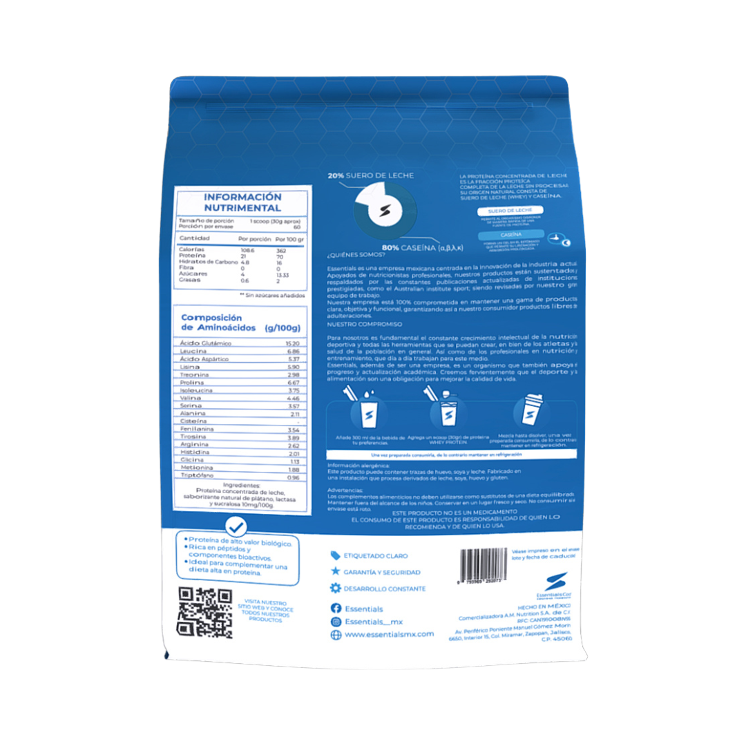 El reverso del concentrado de proteína de suero de leche ESSENTIALS de Getfit es de color azul y blanco y muestra información nutricional, una tabla de aminoácidos y gráficos de preparación con agua o leche. Incluye un código QR y texto en español sobre los beneficios de la nutrición muscular y el uso de la proteína de suero.