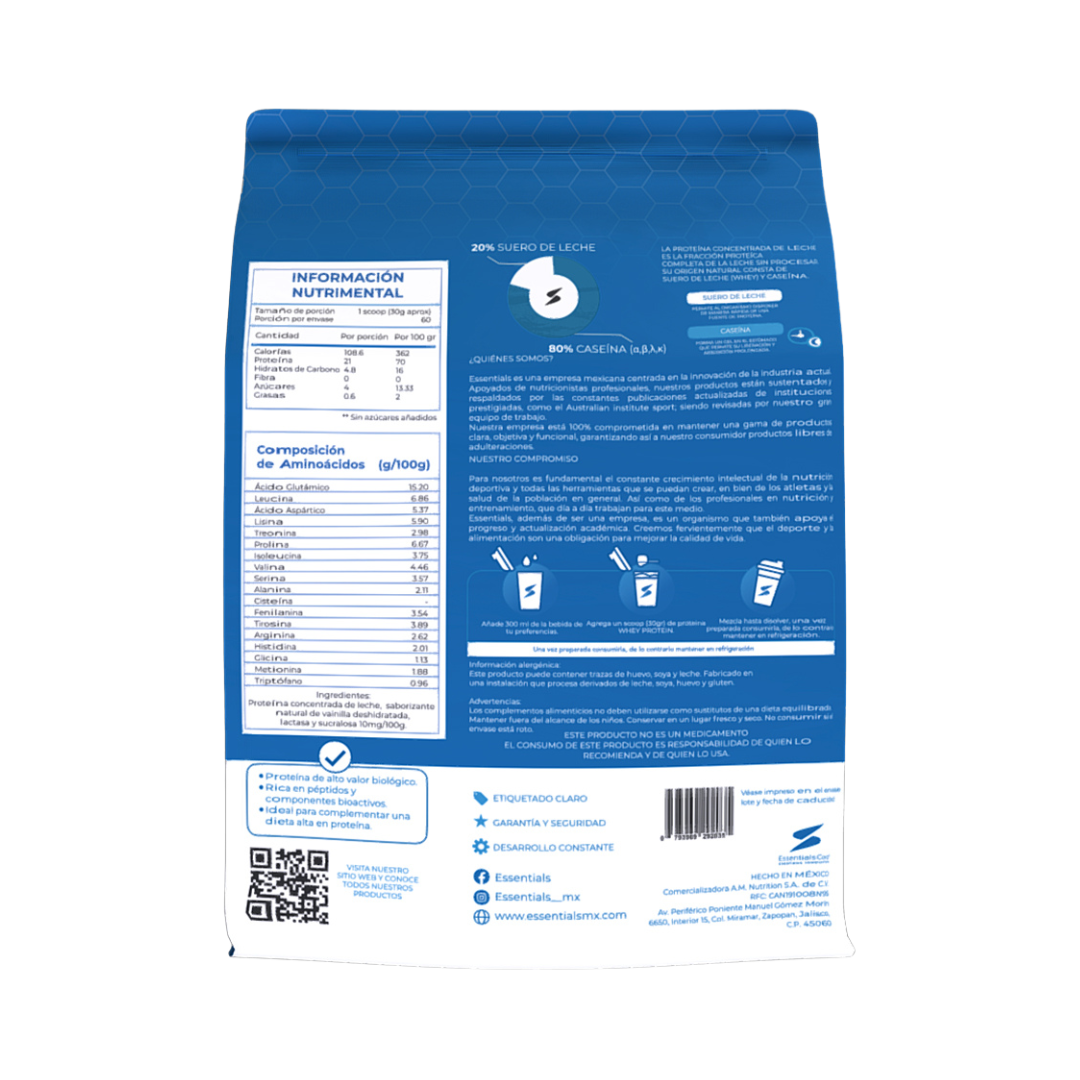 La imagen muestra el reverso de un paquete azul y blanco de concentrado de proteína de suero ESSENTIALS de getfit. La información nutricional detallada destaca la proteína de suero y los aminoácidos para una nutrición muscular óptima, con instrucciones de mezcla, elementos de marca y códigos QR visibles en la parte inferior.