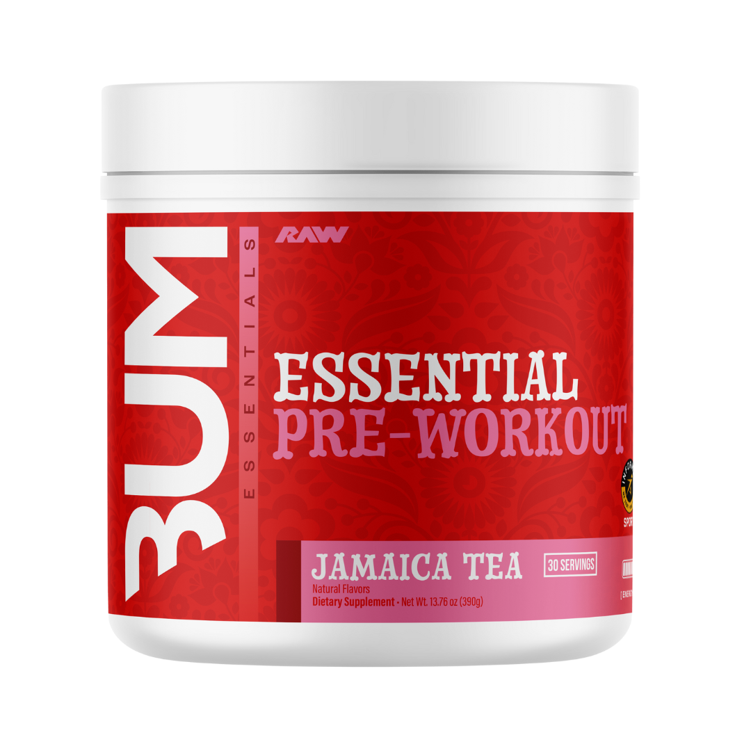 Un envase blanco con una etiqueta roja dice Essential Pre Entreno de CBUM x RAW de Get Fit México. Etiquetado como Jamaica Tea, indica Natural Flavor y Dietary Supplement. Diseñado para máxima concentración y energía duradera, el producto contiene 30 porciones y pesa 13,76 oz (390 g).