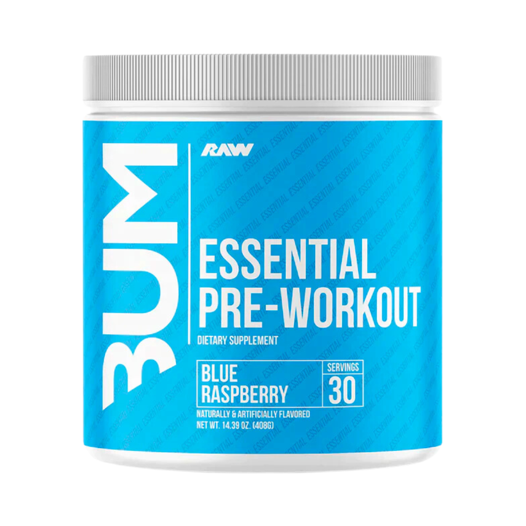 El envase azul y blanco del suplemento Essential Pre Entreno de CBUM x RAW de Get Fit México muestra las palabras FRAMBUESA AZUL, RENTABILIDAD 30, Sabores naturales y artificiales y 14,39 oz (408 g). Letras BUM en negrita en el lateral, diseñadas para brindar energía duradera y máxima concentración, con una etiqueta con un patrón sutil.