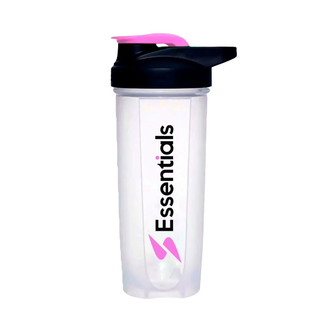 El mezclador Getfit Shaker - ESSENTIALS tiene un diseño de plástico transparente con una tapa rosa, una tapa abatible negra y el texto Essentials en vertical. Un logotipo en forma de V rosa estilizado decora la parte inferior, lo que ofrece un aspecto minimalista y funcional ideal para tus batidos de proteínas.