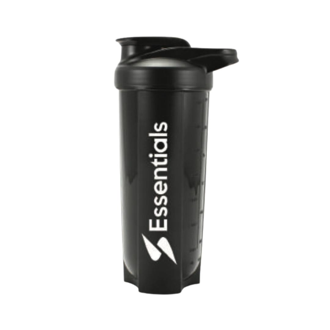 El Getfit Shaker - ESSENTIALS es una elegante botella mezcladora de proteínas de color negro con marcas de medición en relieve, una tapa abatible y la palabra Essentials impresa verticalmente en blanco. Tiene un pico prominente y un cuerpo contorneado para un fácil agarre durante tu entrenamiento con batidos de proteínas.