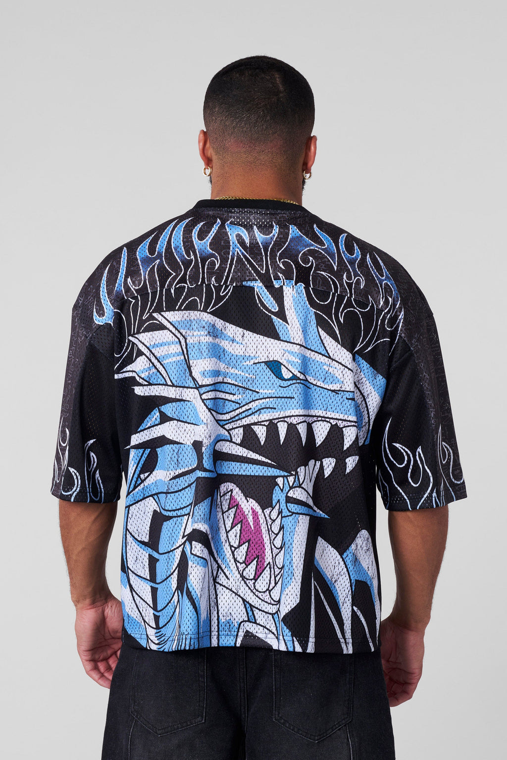 Modelo usando jersey YoungLA x Yu-Gi-Oh Dragon Azul de Ojos Blancos
