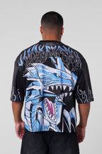 Modelo usando jersey YoungLA x Yu-Gi-Oh Dragon Azul de Ojos Blancos