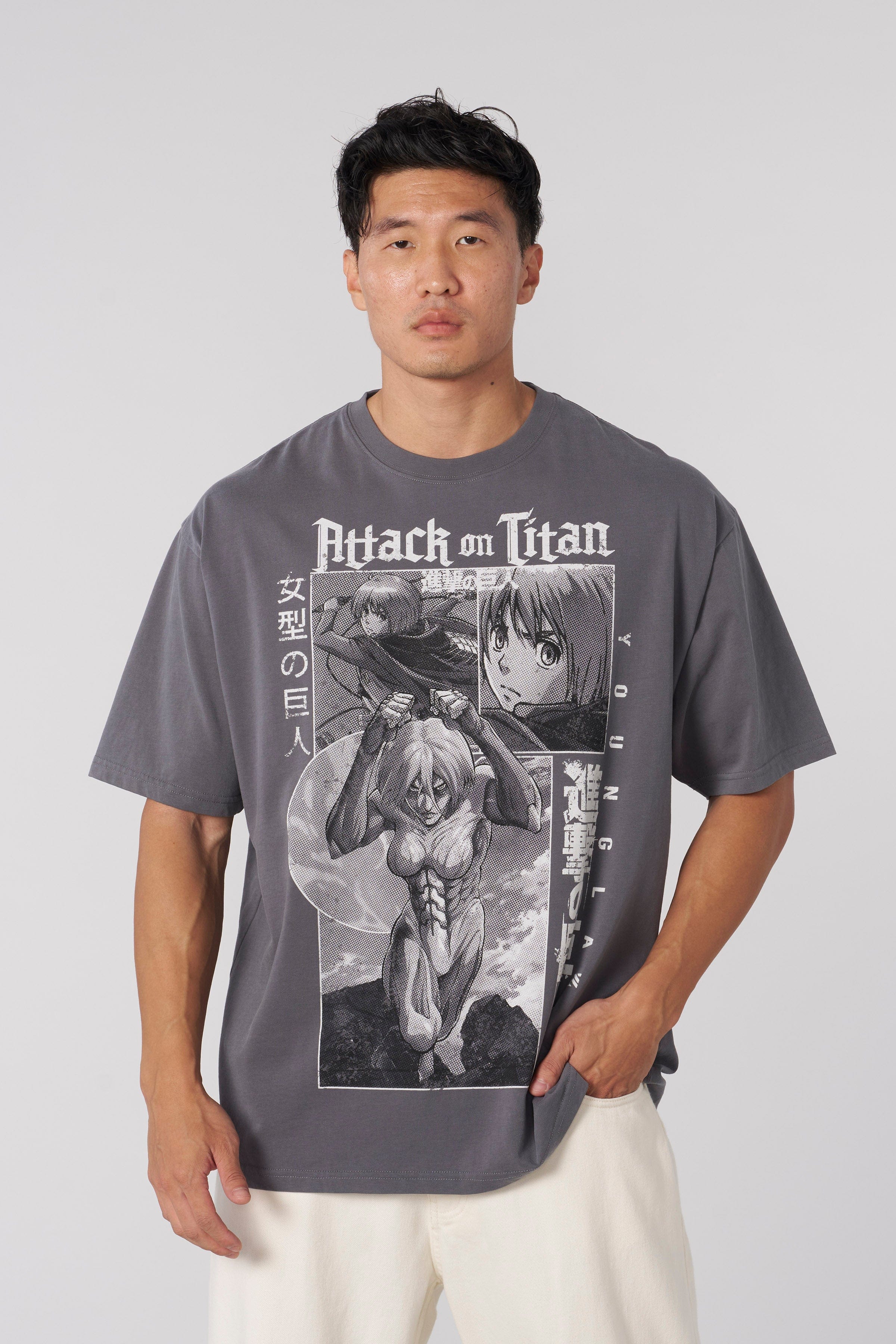 Modelo usando playera YoungLA x Attack on Titan, gráfico Female Titan