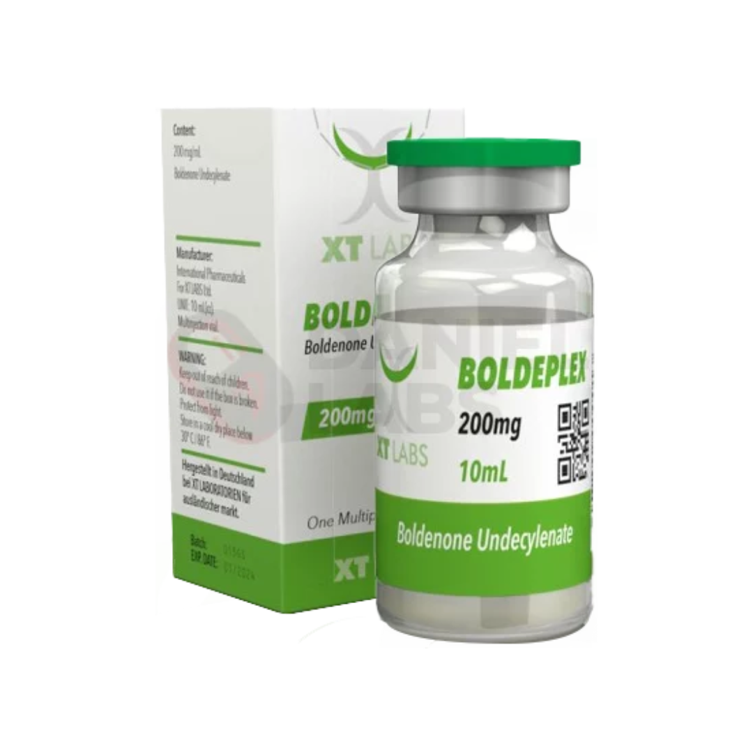 Una pequeña caja y un vial de Boldenona de XT Labs, con la marca Get Fit México, con la etiqueta BOLDEPLEX 200 mg/mL, 10 mL. El envase incluye detalles en verde que indican su naturaleza de esteroide anabólico. El vial transparente con tapa verde presenta un código QR y una etiqueta similar para los detalles de la síntesis.