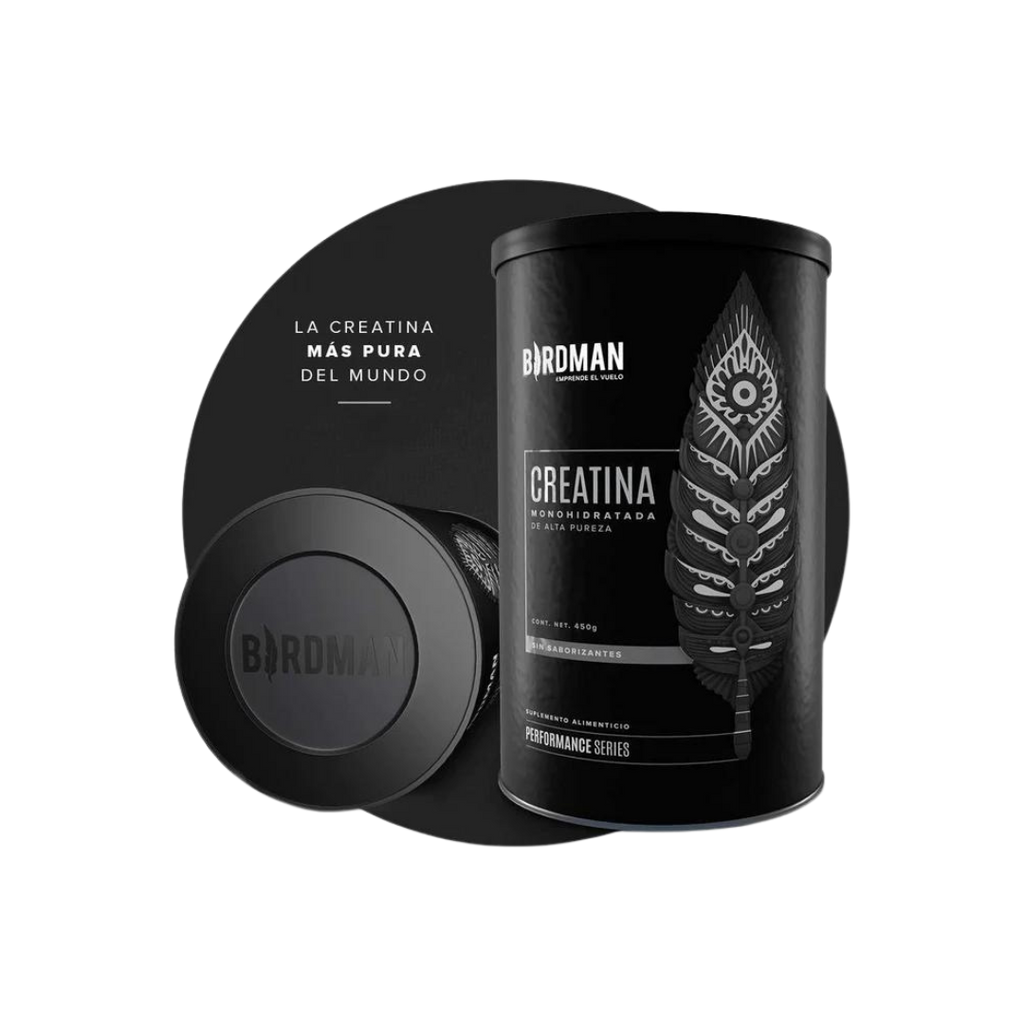 Se muestran dos envases cilíndricos de Creatina Monohidrato de getfit - BIRDMAN. Uno está en posición vertical con un diseño negro que presenta una pluma estilizada y texto; el otro se encuentra de lado, mostrando una tapa con la marca. El texto de fondo dice “LA CREATINA MÁS PURA DEL MUNDO”, destacando el rendimiento y la masa muscular.