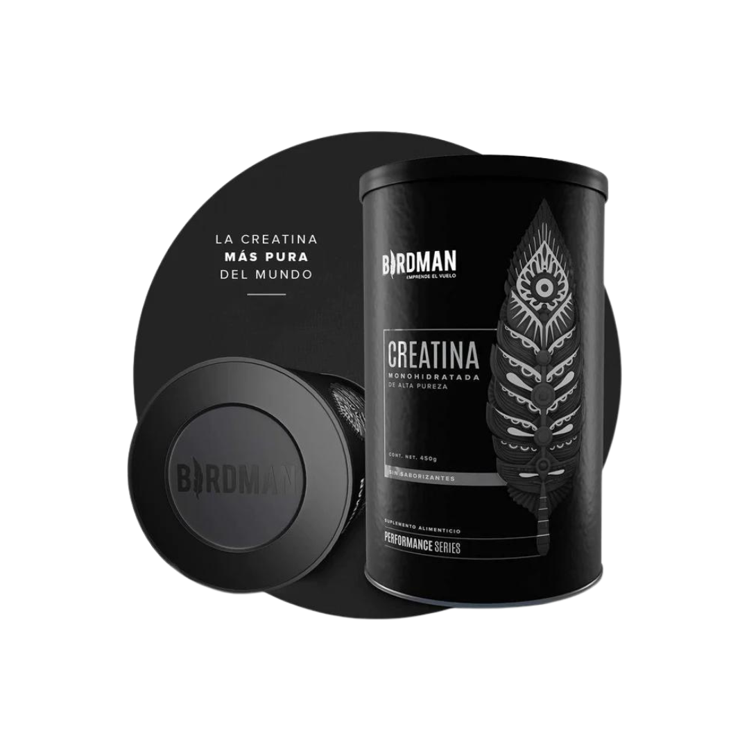 Se muestran dos envases cilíndricos de Creatina Monohidrato de getfit - BIRDMAN. Uno está en posición vertical con un diseño negro que presenta una pluma estilizada y texto; el otro se encuentra de lado, mostrando una tapa con la marca. El texto de fondo dice “LA CREATINA MÁS PURA DEL MUNDO”, destacando el rendimiento y la masa muscular.