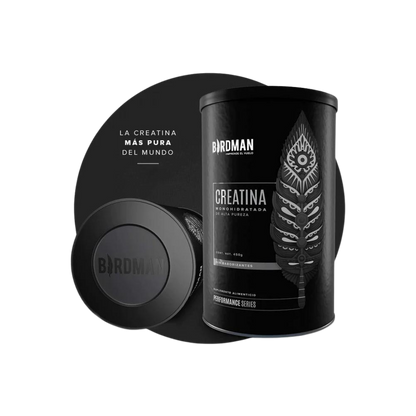 Se muestran dos envases cilíndricos de Creatina Monohidrato de getfit - BIRDMAN. Uno está en posición vertical con un diseño negro que presenta una pluma estilizada y texto; el otro se encuentra de lado, mostrando una tapa con la marca. El texto de fondo dice “LA CREATINA MÁS PURA DEL MUNDO”, destacando el rendimiento y la masa muscular.