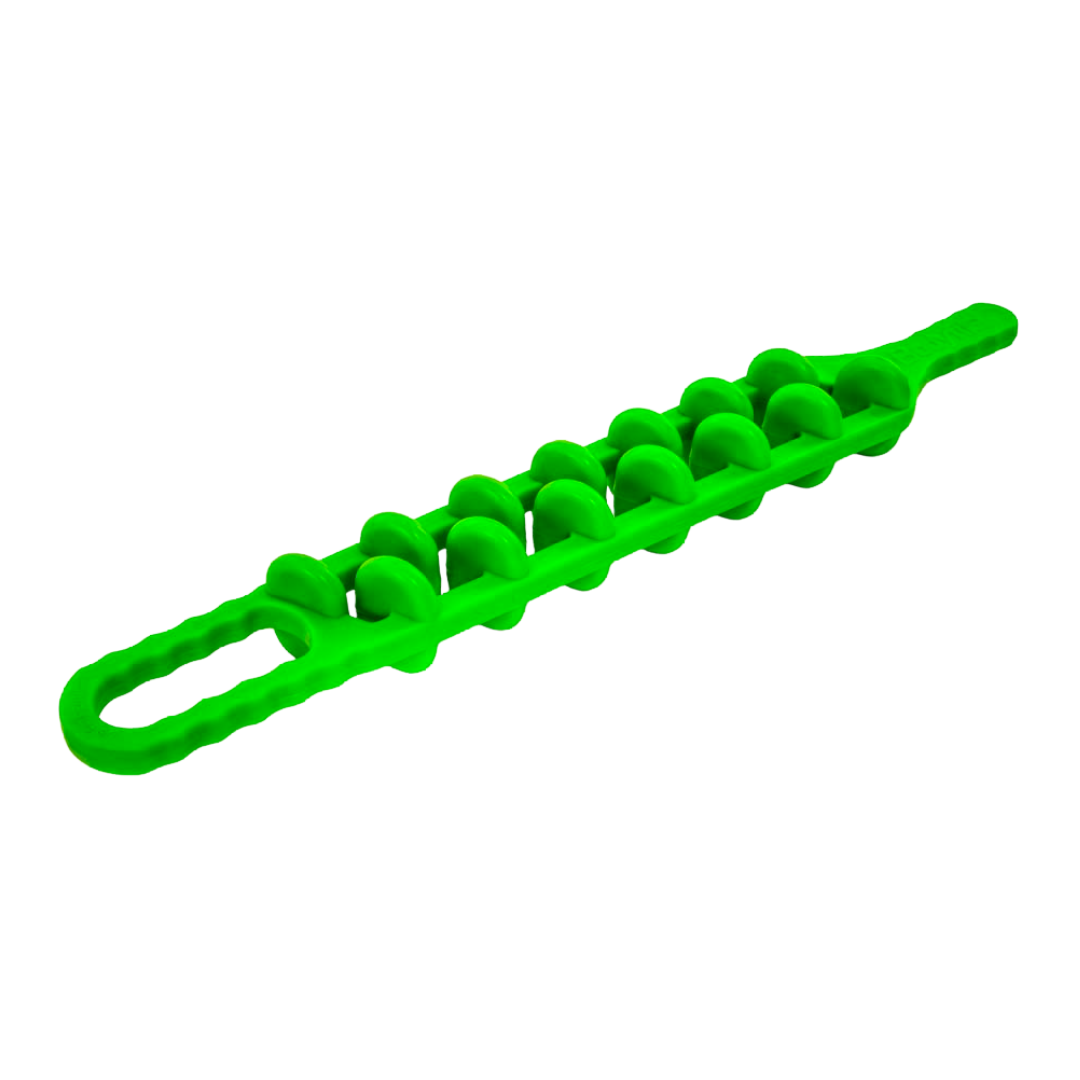 El Masajeador linfático getfit – BODYFILE es un molde de silicona verde brillante con compartimentos lineales y redondeados y un mango en un extremo, perfecto para realizar masajes relajantes para mejorar la circulación.